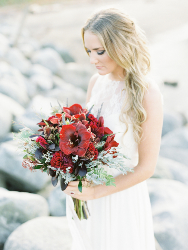 Seaside Wedding Inspiration: http://bellesandbubbles.com/shades-of-ruby-seaside-wedding-inspiration | Photography:  http://www.christiegrahamphotography.com