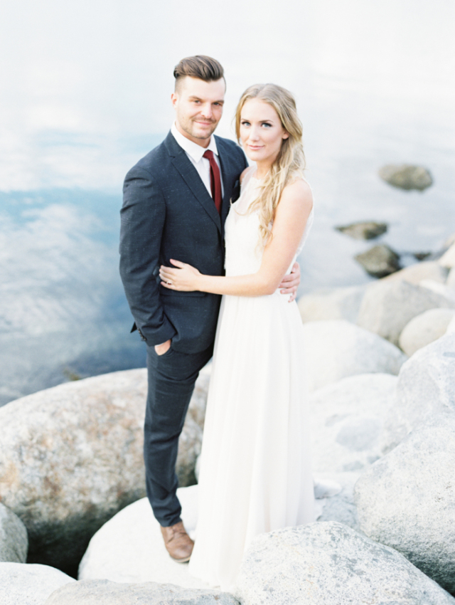 Seaside Wedding Inspiration: http://bellesandbubbles.com/shades-of-ruby-seaside-wedding-inspiration | Photography:  http://www.christiegrahamphotography.com