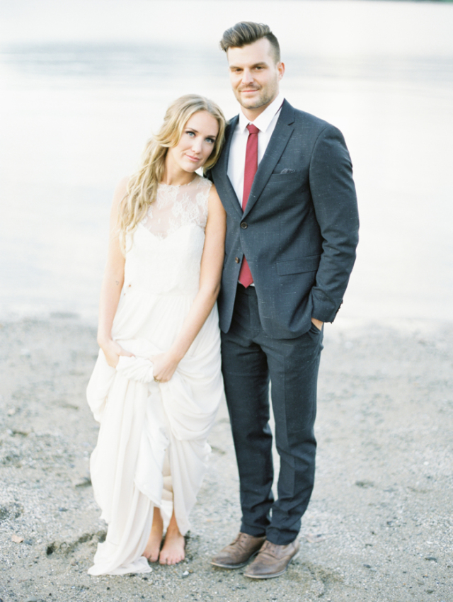 Seaside Wedding Inspiration: http://bellesandbubbles.com/shades-of-ruby-seaside-wedding-inspiration | Photography:  http://www.christiegrahamphotography.com