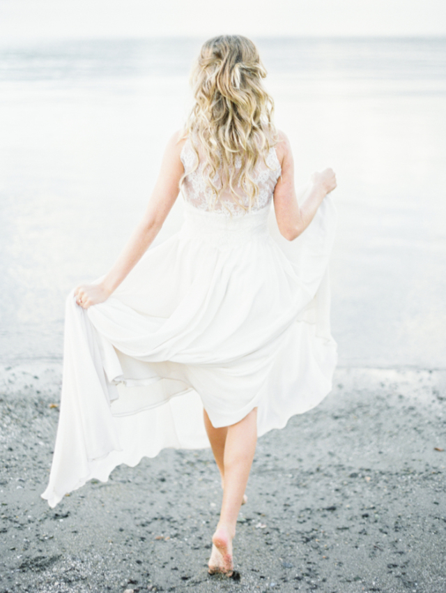Seaside Wedding Inspiration: http://bellesandbubbles.com/shades-of-ruby-seaside-wedding-inspiration | Photography:  http://www.christiegrahamphotography.com