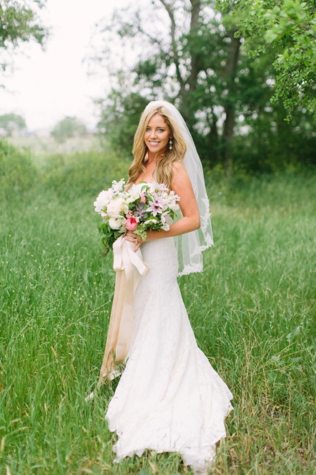 Springtime Garden Wedding: http://bellesandbubbles.com/springtime-garden-wedding-in-austin | Photography: http://heatherhawkingsphoto.com