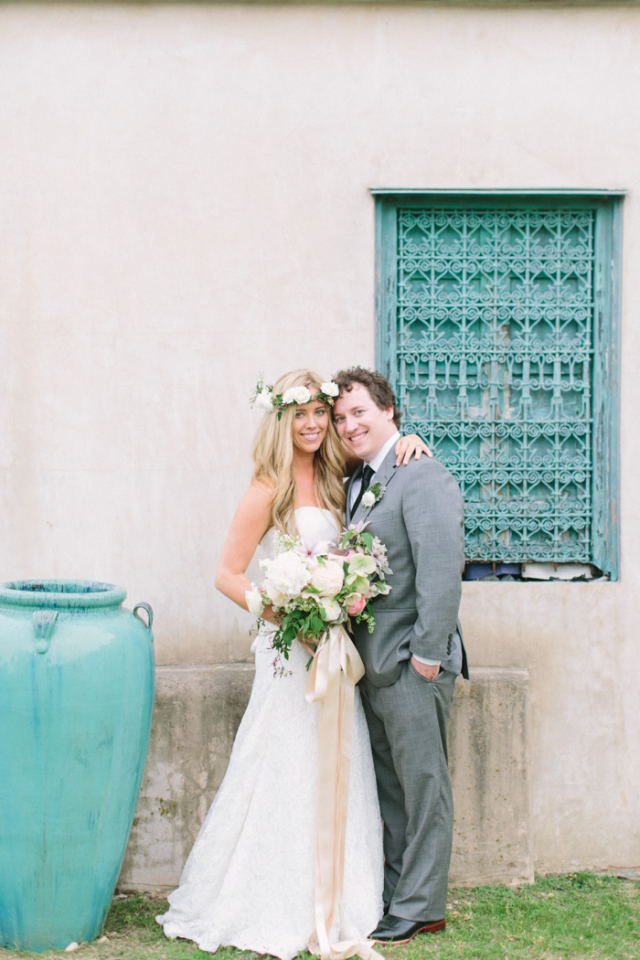 Springtime Garden Wedding: http://bellesandbubbles.com/springtime-garden-wedding-in-austin | Photography: http://heatherhawkingsphoto.com