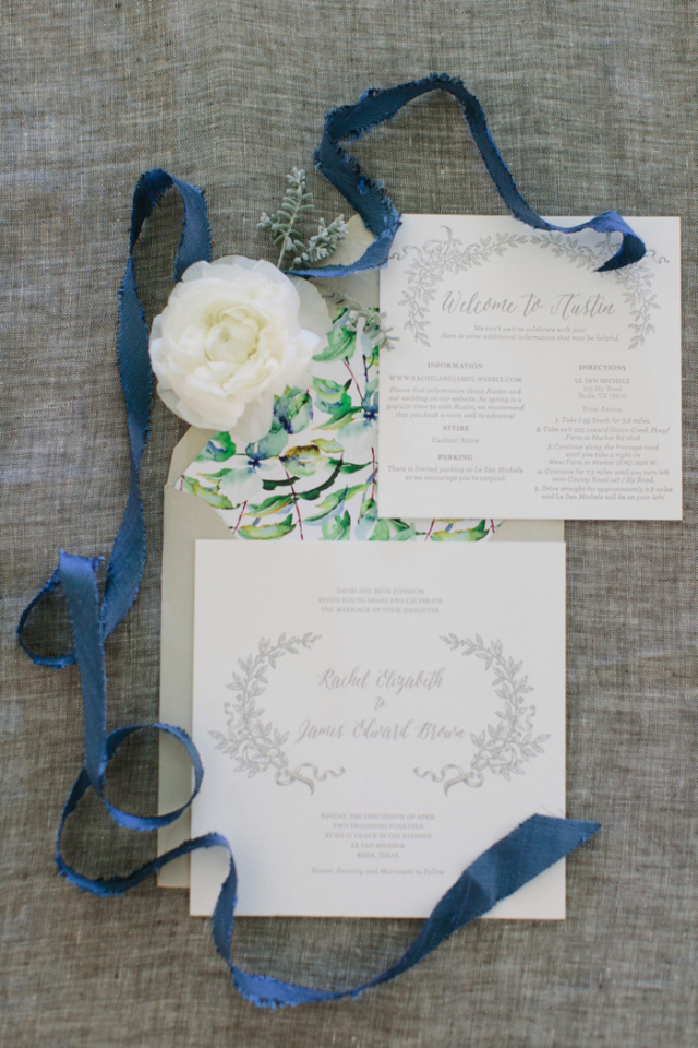 Springtime Garden Wedding: http://bellesandbubbles.com/springtime-garden-wedding-in-austin | Photography: http://heatherhawkingsphoto.com