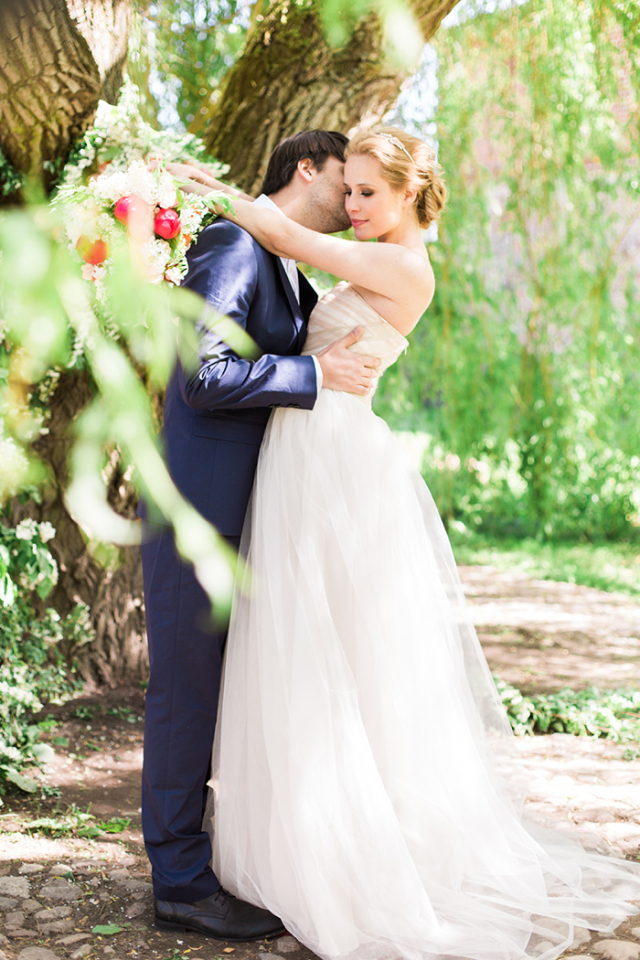 Garden Wedding Inspiration: http://bellesandbubbles.com/garden-wedding-inspiration | Photography: http://ashleyludaescher.com