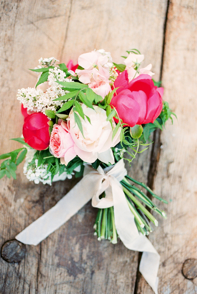 Garden Wedding Inspiration: http://bellesandbubbles.com/garden-wedding-inspiration | Photography: http://ashleyludaescher.com