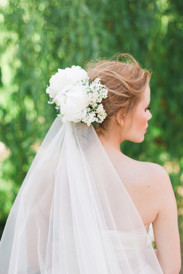 Garden Wedding Inspiration: http://bellesandbubbles.com/garden-wedding-inspiration | Photography: http://ashleyludaescher.com