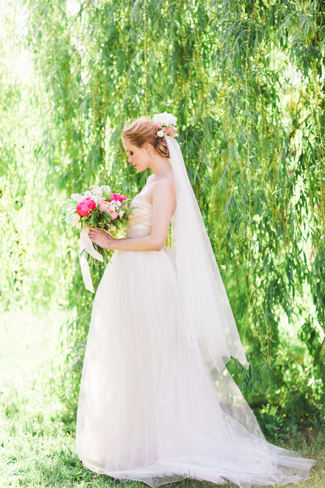 Garden Wedding Inspiration: http://bellesandbubbles.com/garden-wedding-inspiration | Photography: http://ashleyludaescher.com