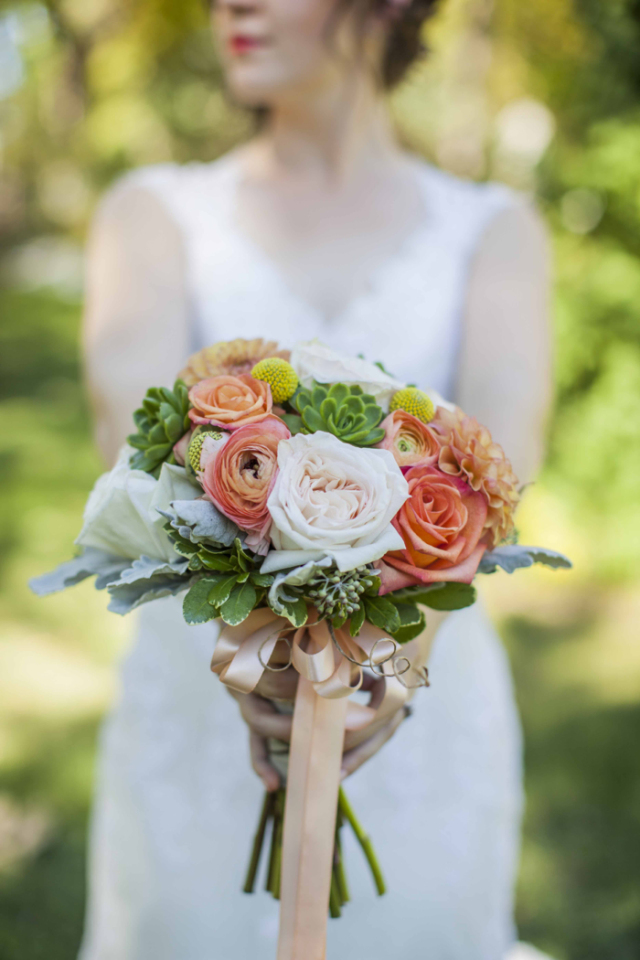 Colorful Bouquet: http://bellesandbubbles.com/diy-vintage-wedding-in-canada | Photography: http://www.jonoandlaynie.com 