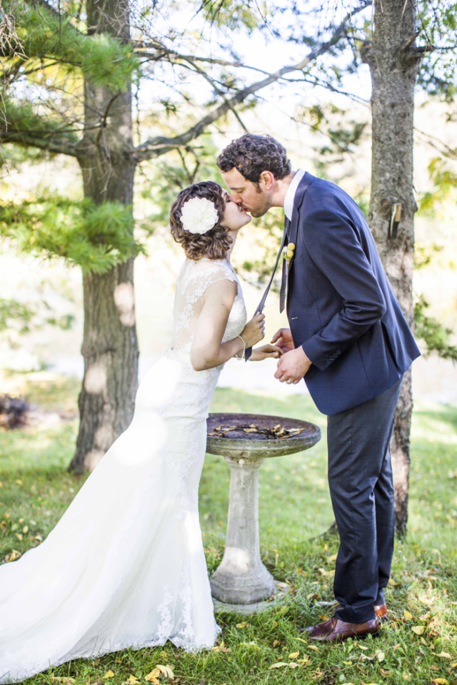 Couple Portrait: http://bellesandbubbles.com/diy-vintage-wedding-in-canada | Photography: http://www.jonoandlaynie.com 