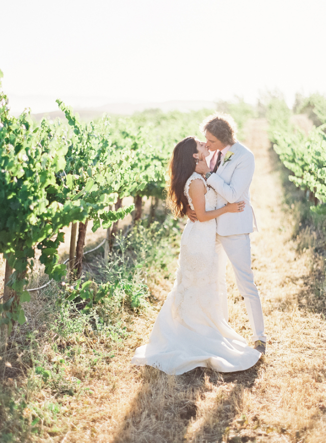 Intimate California Winery Wedding: http://bellesandbubbles.com/intimate-california-winery-wedding | Photography: http://michelebeckwith.com