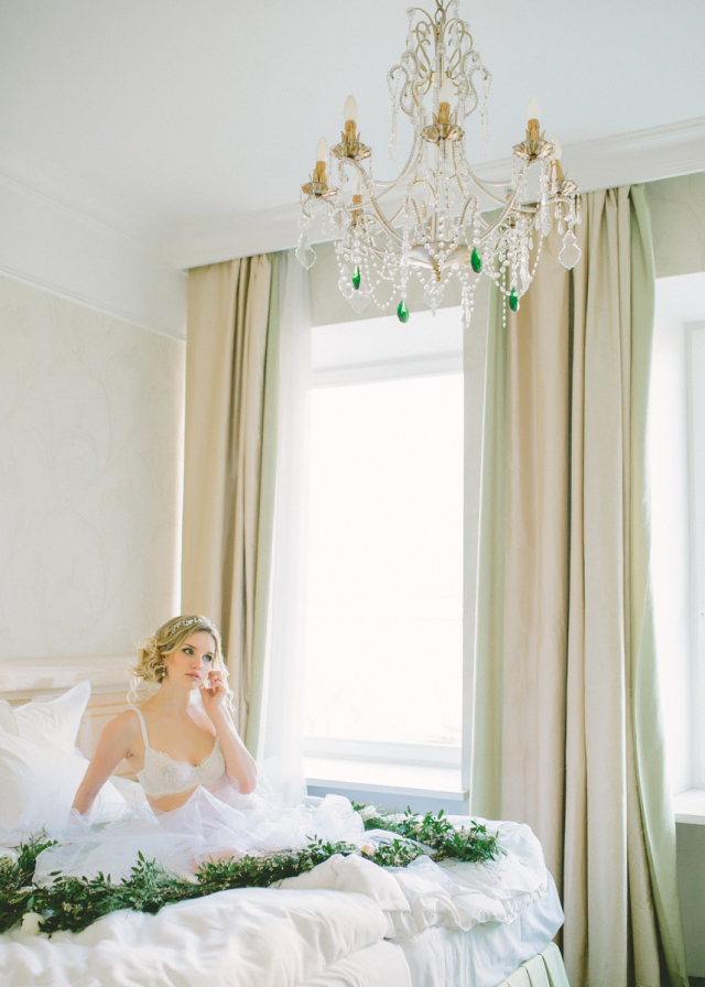 Morning Bridal Portraits: http://bellesandbubbles.com/morning-bridal-portraits | Photography: http://www.shapor.ru 