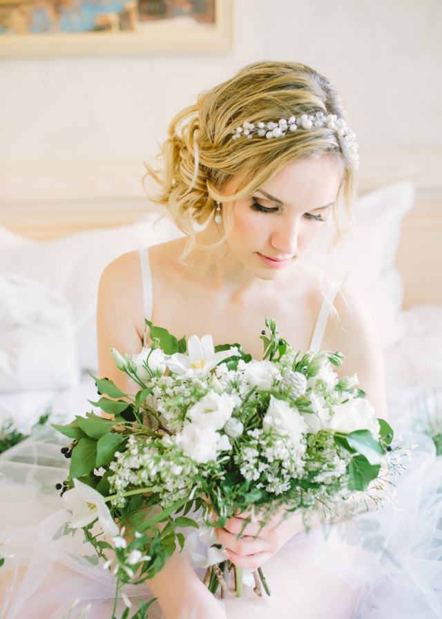 Morning Bridal Portraits: http://bellesandbubbles.com/morning-bridal-portraits | Photography: http://www.shapor.ru 
