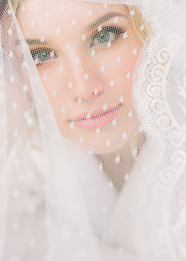 Morning Bridal Portraits: http://bellesandbubbles.com/morning-bridal-portraits | Photography: http://www.shapor.ru 