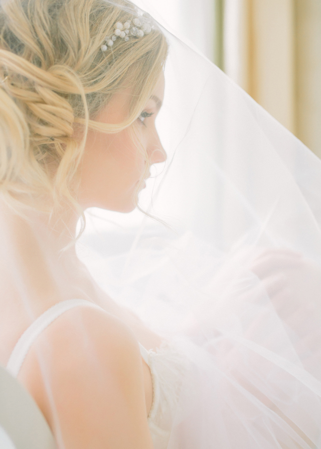 Morning Bridal Portraits: http://bellesandbubbles.com/morning-bridal-portraits | Photography: http://www.shapor.ru 