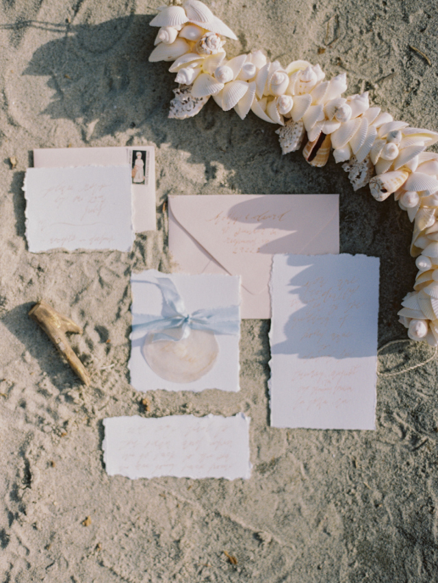 Rocky Coastline Wedding Inspiration: http://bellesandbubbles.com/rocky-coastline-wedding-inspiration | Photography: http://www.katiegrantphoto.com