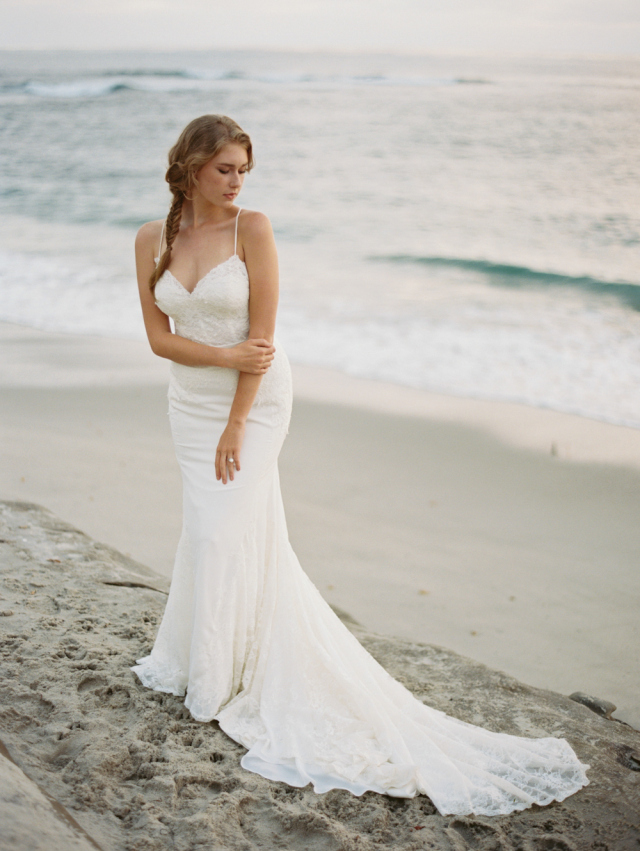 Rocky Coastline Wedding Inspiration: http://bellesandbubbles.com/rocky-coastline-wedding-inspiration | Photography: http://www.katiegrantphoto.com