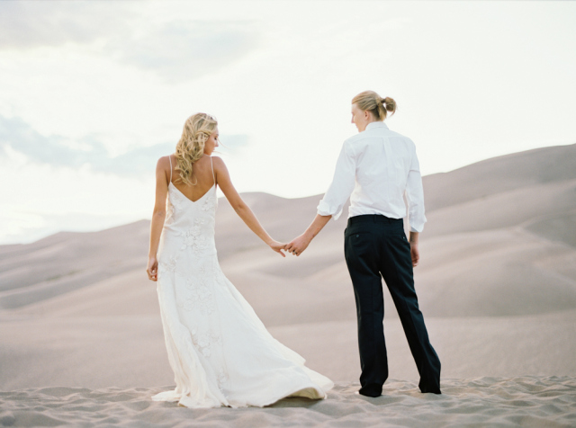 Great Sand Dunes Elopement Inspiration: http://bellesandbubbles.com/great-sand-dunes-elopement-inspiration | Photography: http://www.katiegrantphoto.com