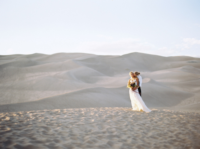 Great Sand Dunes Elopement Inspiration: http://bellesandbubbles.com/great-sand-dunes-elopement-inspiration | Photography: http://www.katiegrantphoto.com