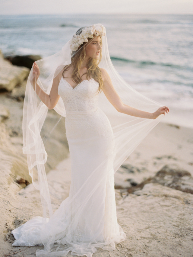 Rocky Coastline Wedding Inspiration: http://bellesandbubbles.com/rocky-coastline-wedding-inspiration | Photography: http://www.katiegrantphoto.com