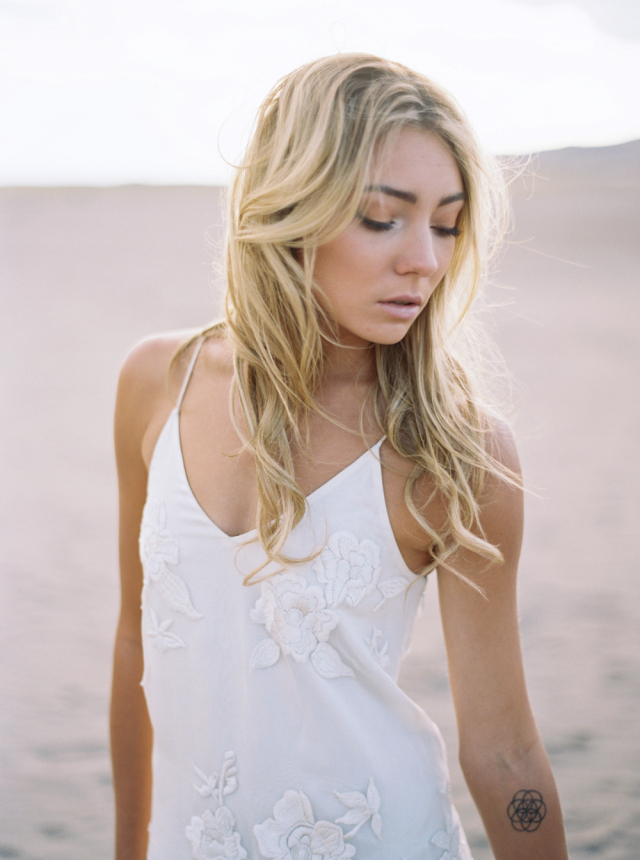 Great Sand Dunes Elopement Inspiration: http://bellesandbubbles.com/great-sand-dunes-elopement-inspiration | Photography: http://www.katiegrantphoto.com