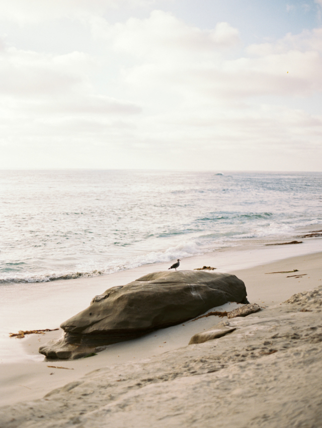 Rocky Coastline Wedding Inspiration: http://bellesandbubbles.com/rocky-coastline-wedding-inspiration | Photography: http://www.katiegrantphoto.com