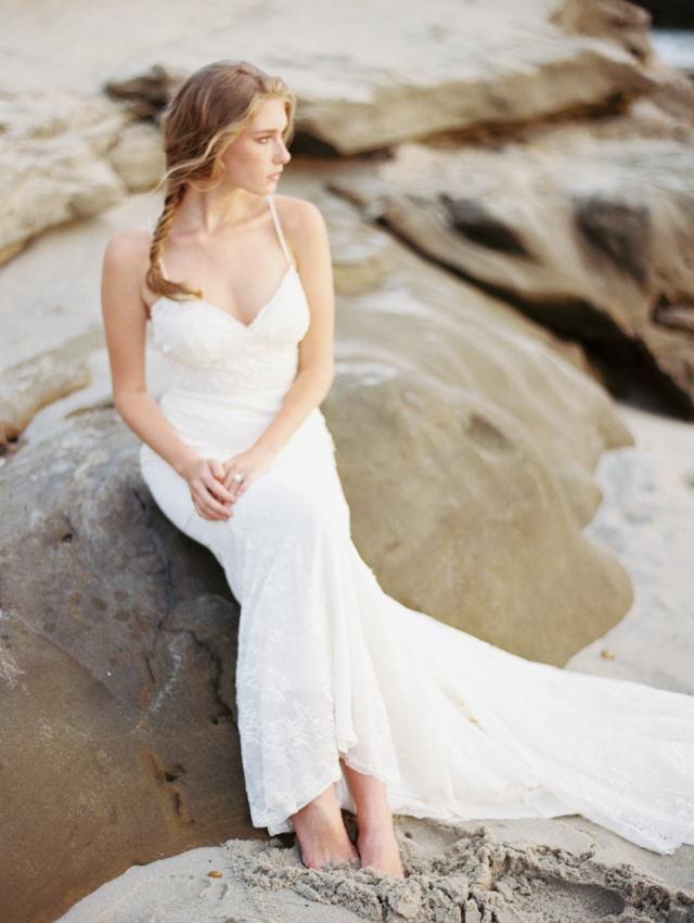 Rocky Coastline Wedding Inspiration: http://bellesandbubbles.com/rocky-coastline-wedding-inspiration | Photography: http://www.katiegrantphoto.com