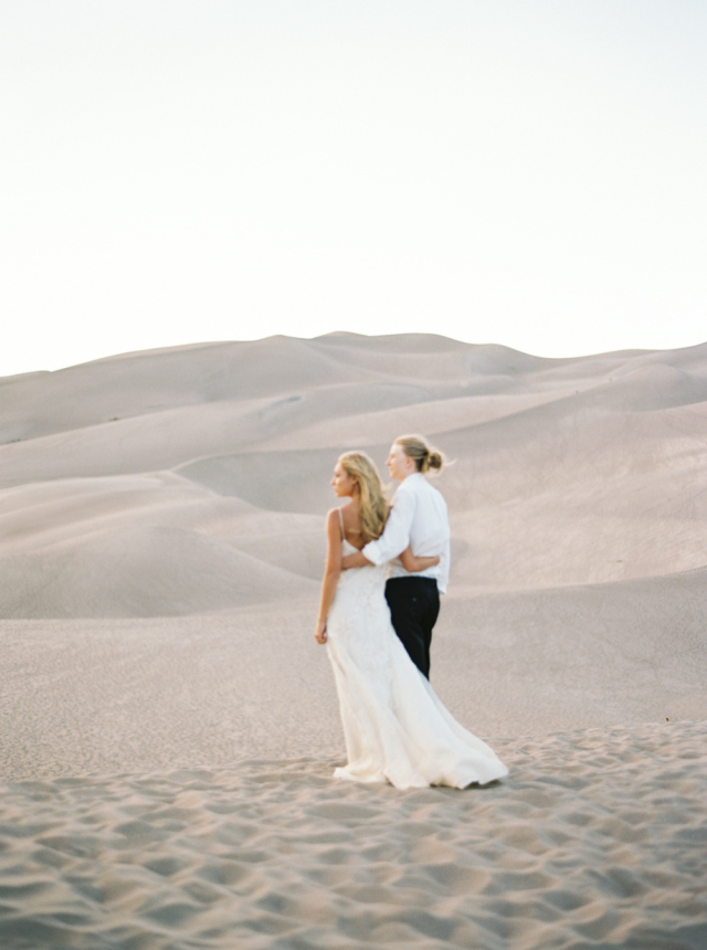 Great Sand Dunes Elopement Inspiration: http://bellesandbubbles.com/great-sand-dunes-elopement-inspiration | Photography: http://www.katiegrantphoto.com