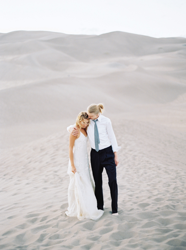 Great Sand Dunes Elopement Inspiration: http://bellesandbubbles.com/great-sand-dunes-elopement-inspiration | Photography: http://www.katiegrantphoto.com