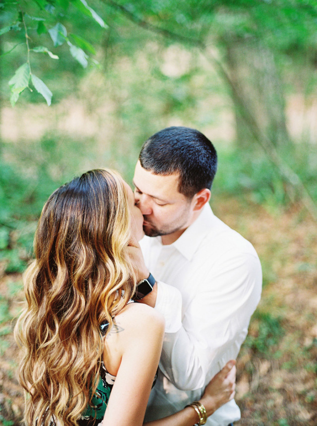 Ethereal Woodland Engagement: http://bellesandbubbles.com/ethereal-woodland-engagement | Photography: http://www.noitran.com 