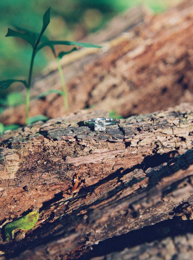 Ethereal Woodland Engagement: http://bellesandbubbles.com/ethereal-woodland-engagement | Photography: http://www.noitran.com 