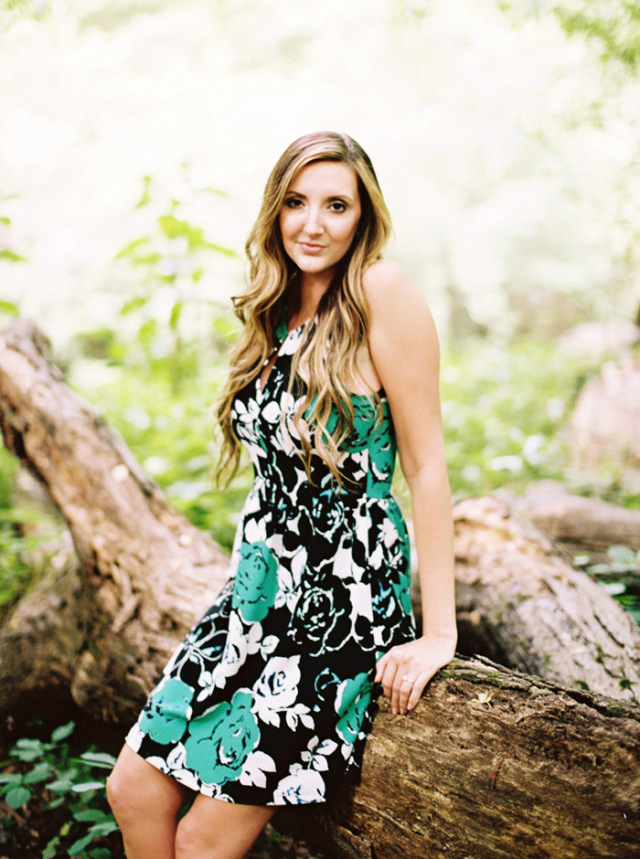 Ethereal Woodland Engagement: http://bellesandbubbles.com/ethereal-woodland-engagement | Photography: http://www.noitran.com 