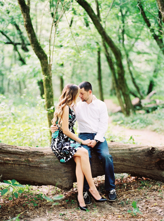 Ethereal Woodland Engagement: http://bellesandbubbles.com/ethereal-woodland-engagement | Photography: http://www.noitran.com 