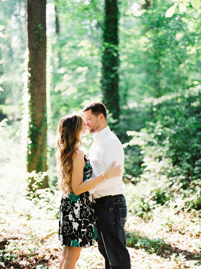 Ethereal Woodland Engagement: http://bellesandbubbles.com/ethereal-woodland-engagement | Photography: http://www.noitran.com 