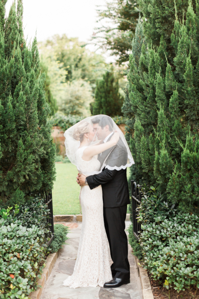 Houston Villa Elopement: http://bellesandbubbles.com/houston-villa-elopement | Photography: http://www.jennamcelroy.com