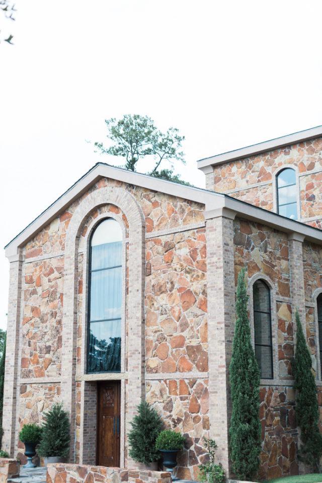 Houston Villa Elopement: http://bellesandbubbles.com/houston-villa-elopement | Photography: http://www.jennamcelroy.com