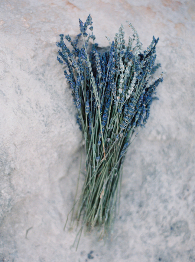 Organic Lavender Wedding Inspiration: http://bellesandbubbles.com/organic-lavender-wedding-inspiration | Photography: http://jennamcelroy.com/