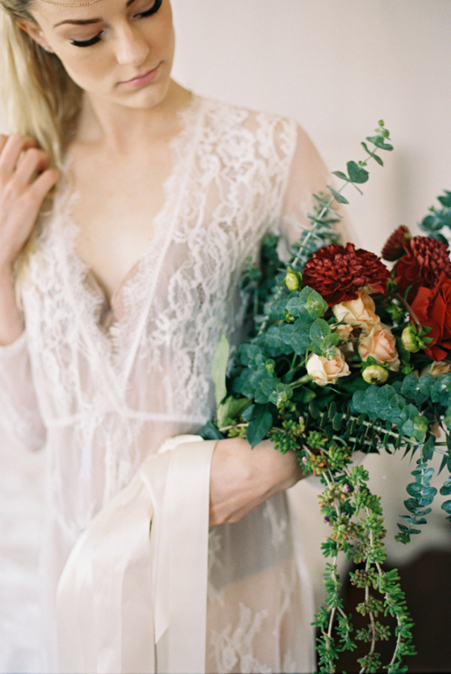 Vintage Boudoir Session: http://bellesandbubbles.com/vintage-boudoir-session | Photography: http://www.jennysoi.com/