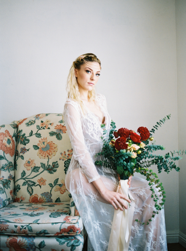 Vintage Boudoir Session: http://bellesandbubbles.com/vintage-boudoir-session | Photography: http://www.jennysoi.com/