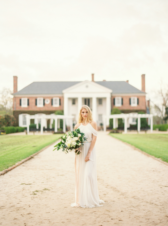 Southern Plantation Bridal Inspiration: http://bellesandbubbles.com/southern-plantation-bridal-inspiration | Photography: http://www.jophotoonline.com 