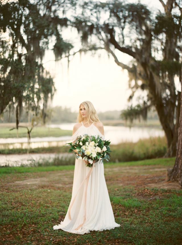 Southern Plantation Bridal Inspiration: http://bellesandbubbles.com/southern-plantation-bridal-inspiration | Photography: http://www.jophotoonline.com 