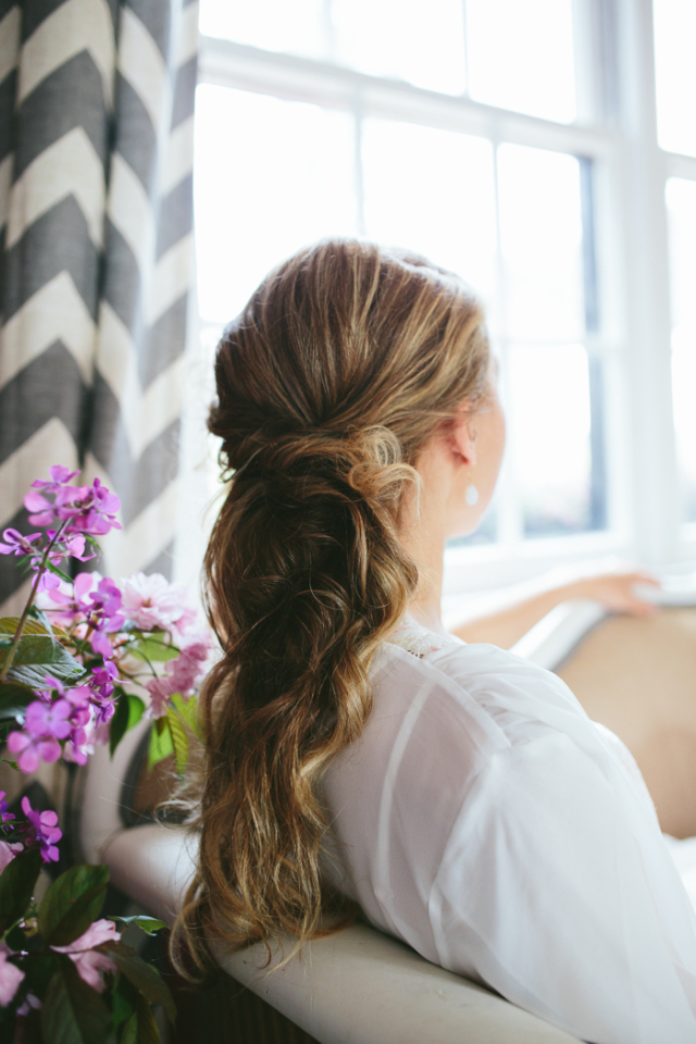 Spring Vintage Bridal Session: http://bellesandbubbles.com/spring-vintage-bridal-session | Photography: http://www.lindseyzovkophotography.com