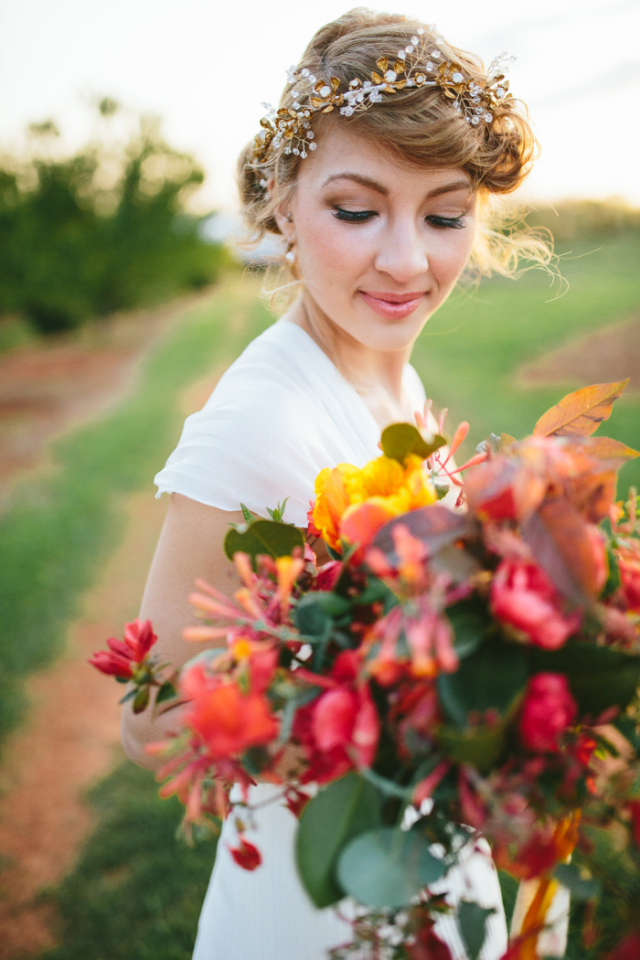 Spring Vintage Bridal Session: http://bellesandbubbles.com/spring-vintage-bridal-session | Photography: http://www.lindseyzovkophotography.com
