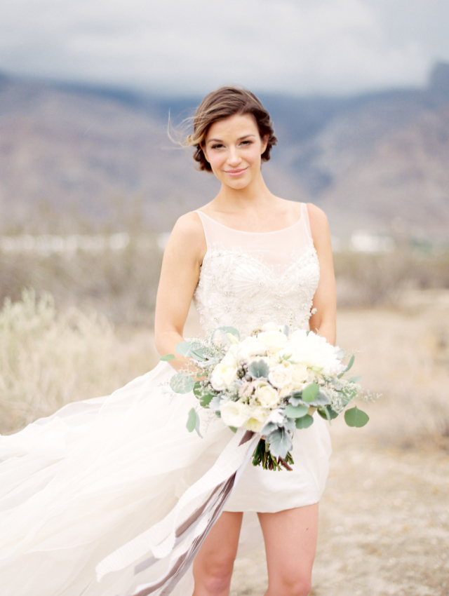 Desert Wedding Bridal Portraits: http://bellesandbubbles.com/desert-wedding-bridal-portraits | Photography: http://www.lucymunozphotography.com/ 