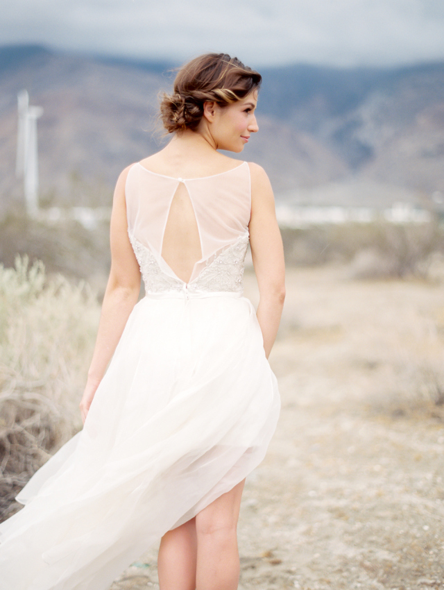 Desert Wedding Bridal Portraits: http://bellesandbubbles.com/desert-wedding-bridal-portraits | Photography: http://www.lucymunozphotography.com/ 