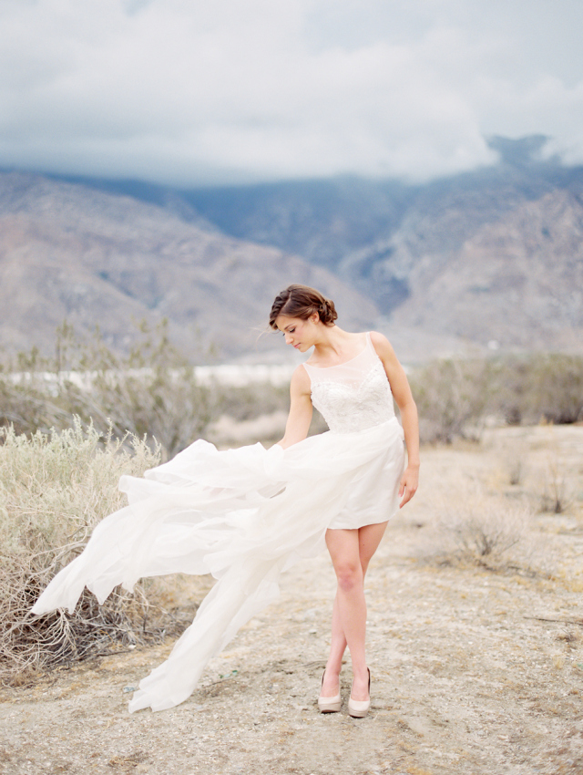 Desert Wedding Bridal Portraits: http://bellesandbubbles.com/desert-wedding-bridal-portraits | Photography: http://www.lucymunozphotography.com/ 