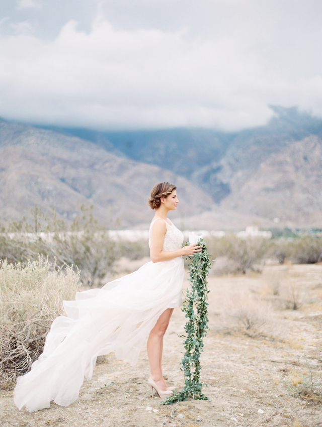 Desert Wedding Bridal Portraits: http://bellesandbubbles.com/desert-wedding-bridal-portraits | Photography: http://www.lucymunozphotography.com/ 