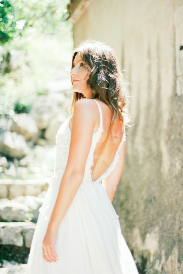 Fresh & Organic Bridal Portraits: http://bellesandbubbles.com/fresh-organic-bridal-portraits | Photography: http://vadimratobylskiy.com