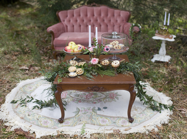 Organic & Feminine Garden Wedding Inspiration: http://bellesandbubbles.com/organic-feminine-garden-wedding-inspiration | Photography: http://www.iuliagnewfotografie.com/