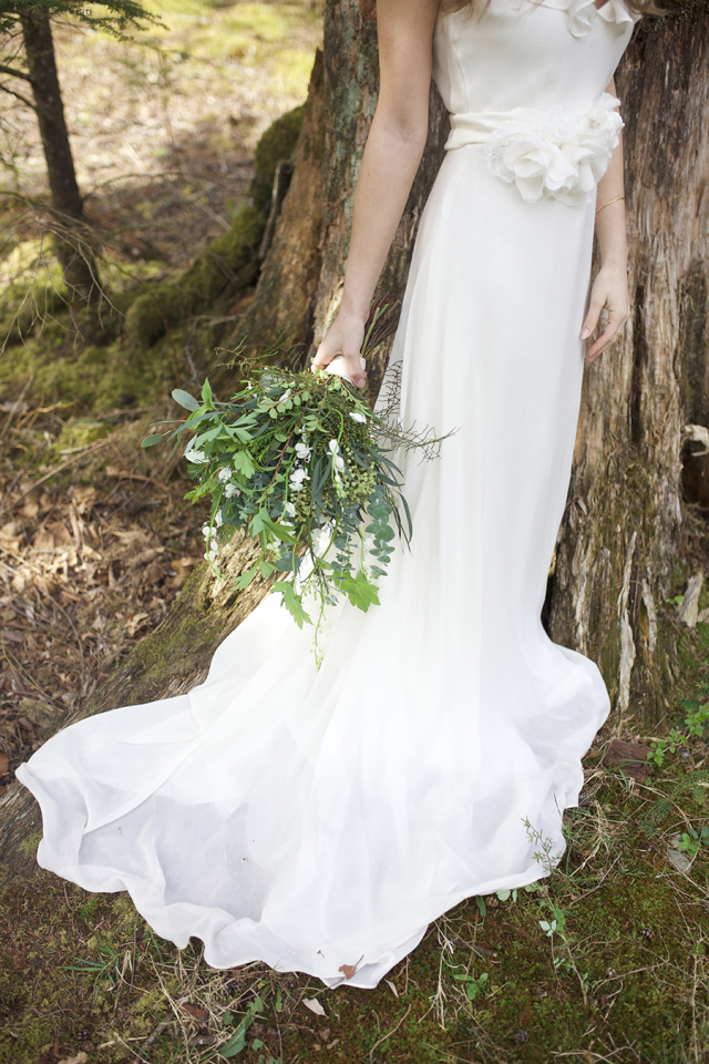 Organic & Feminine Garden Wedding Inspiration: http://bellesandbubbles.com/organic-feminine-garden-wedding-inspiration | Photography: http://www.iuliagnewfotografie.com/