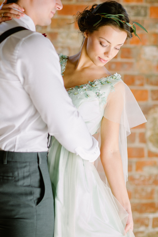 Romantic Pre-Wedding Styled Shoot: http://bellesandbubbles.com/romantic-pre-wedding-styled-shoot | Photography: http://www.olgasiyanko.ru